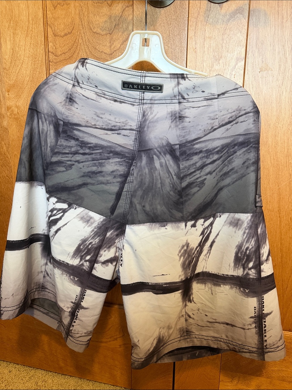 Oakley Men's Black & White Marble-Print Swim Trunks sz 38